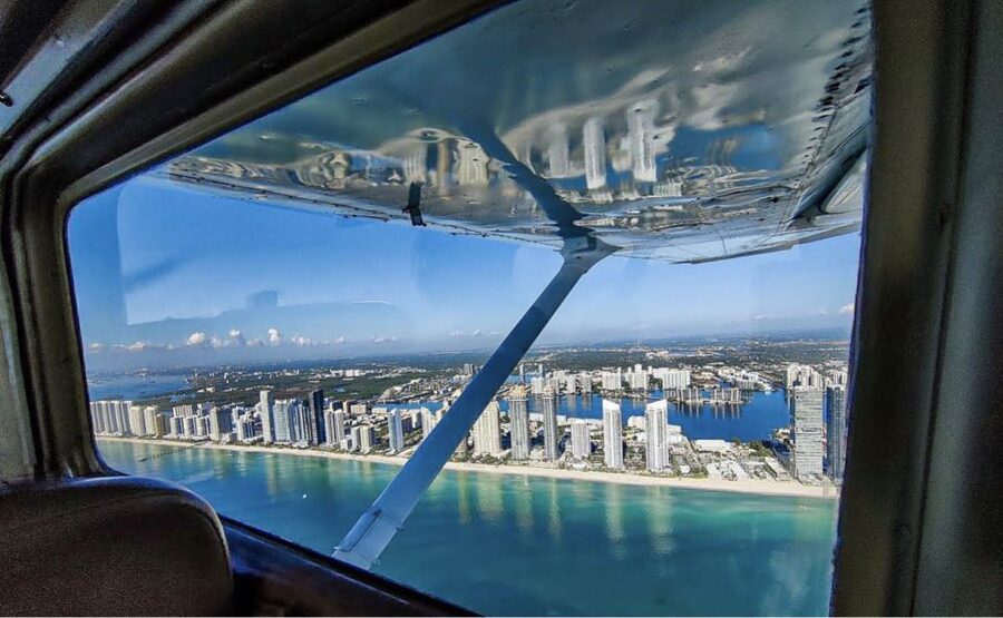 Miami: Romantic 1-Hour Private Flight Tour with Champagne - A private flight made for two