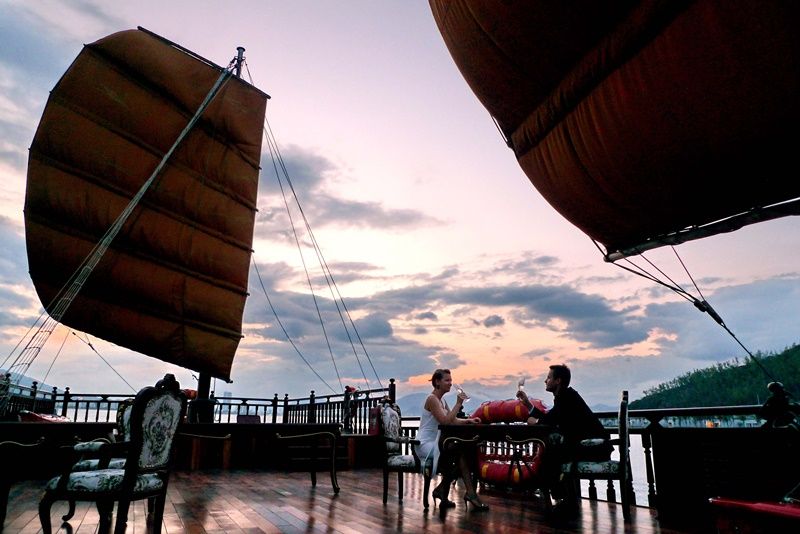 Nha Trang: Romantic Sunset Cocktails and Dinner Cruise - Booking details worth checking