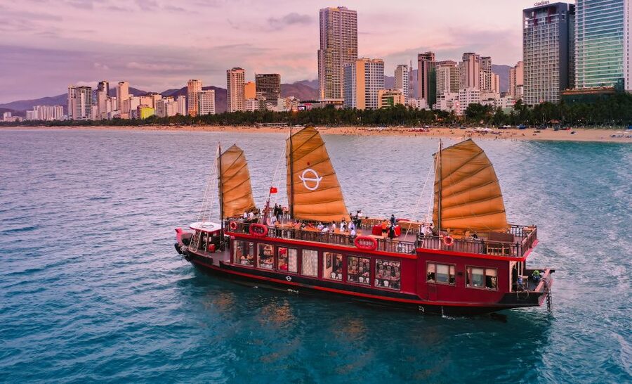 Nha Trang: Romantic Sunset Cocktails and Dinner Cruise - Violin and guitar set the mood