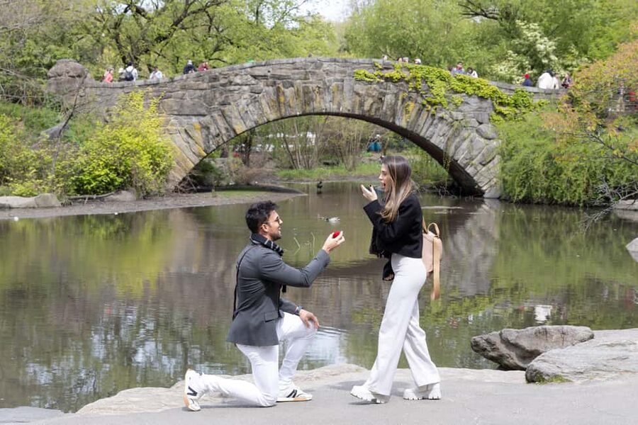 NYC: Surprise Proposal Photoshoot - Capture the Yes Forever - The surprise itself: discreet photography without over-directing you