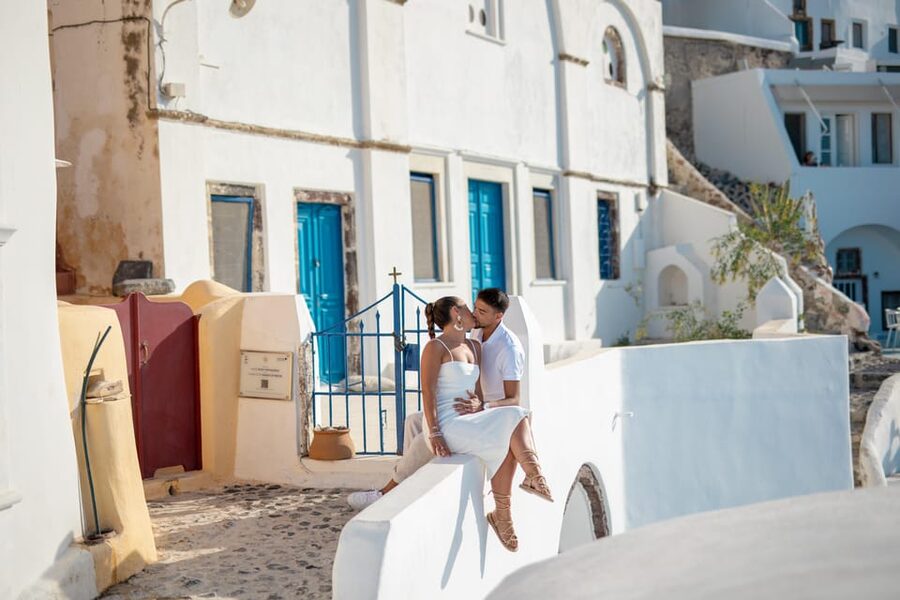 Oia: Couple photoshoot with 30 edited Photos - Why this Oia photoshoot is more than a blue dome snapshot