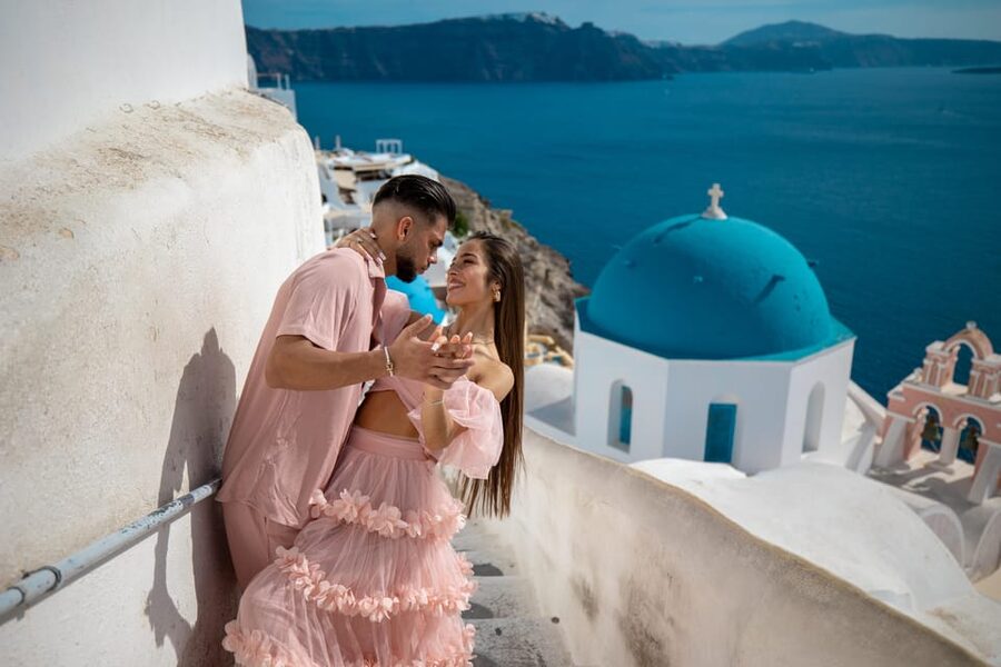 Oia: Couple photoshoot with 30 edited Photos - Walking through Oia’s most photogenic corners