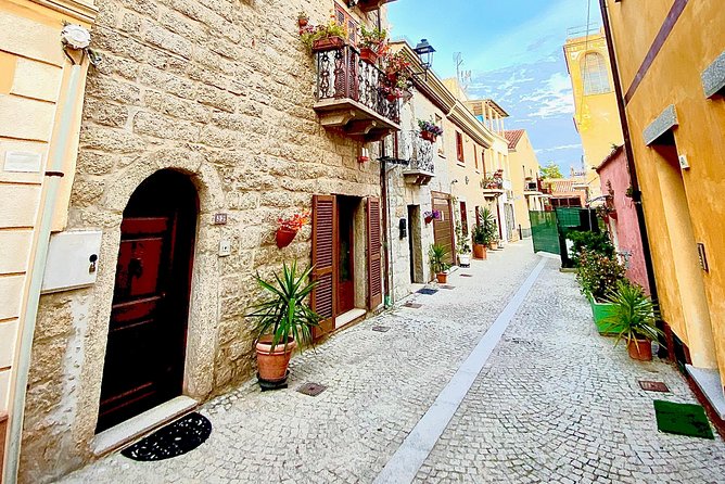 Olbia : Private Romantic Tuk-Tuk Tour - Central Squares and the Trivenere Fountain