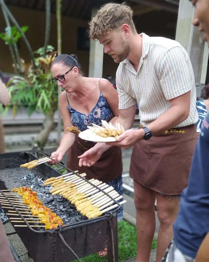 packages cooking class and romantic dinner in a local home - What the $70 price really covers