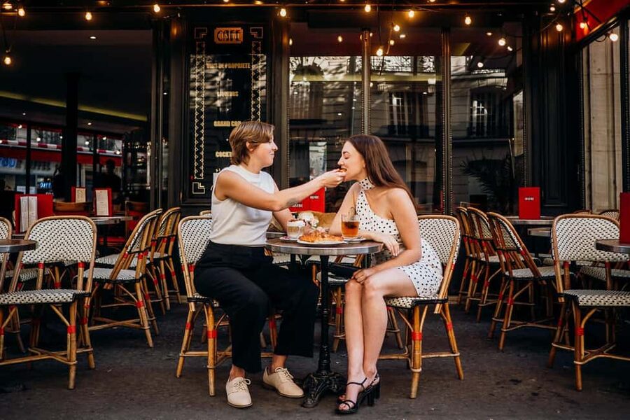 Paris: Private Eiffel Tower Photoshoot for Couples & Family - Why this works better than a quick Eiffel Tower snapshot