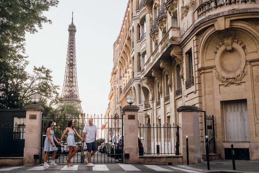 Paris: Private Eiffel Tower Photoshoot for Couples & Family - Meeting at Palais Chaillot and Place du Trocadéro