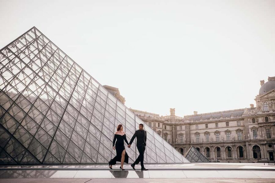 Paris: Private Eiffel Tower Photoshoot for Couples & Family - A relaxed approach for people who dislike posing