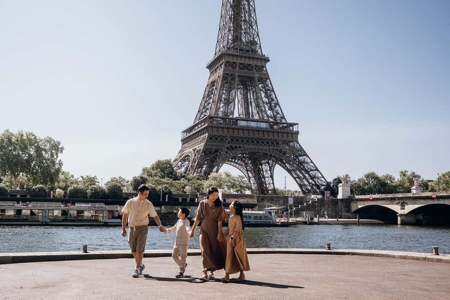 Paris: Private Eiffel Tower Photoshoot for Couples & Family - What you receive for the $159 group price