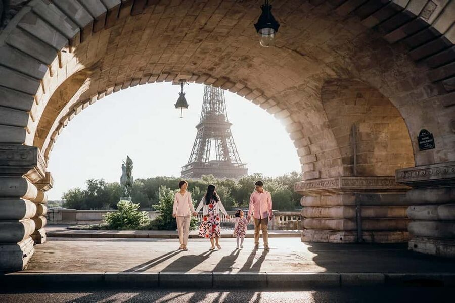 Paris: Private Eiffel Tower Photoshoot for Couples & Family - Who should book this private session