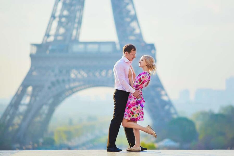 Paris: Romantic Couple Photoshoot (with flower bouquet!) - Key points to know before booking
