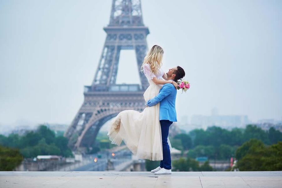 Paris: Romantic Couple Photoshoot (with flower bouquet!) - Eiffel Tower viewpoints, full-length shots, and close-ups