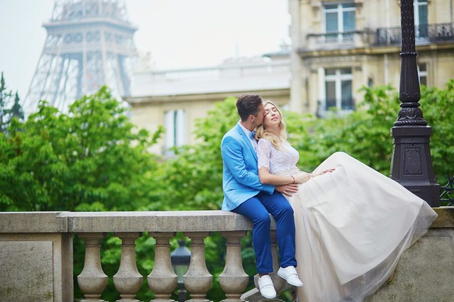 Paris: Romantic Couple Photoshoot (with flower bouquet!) - Fifty images and the 48-hour delivery