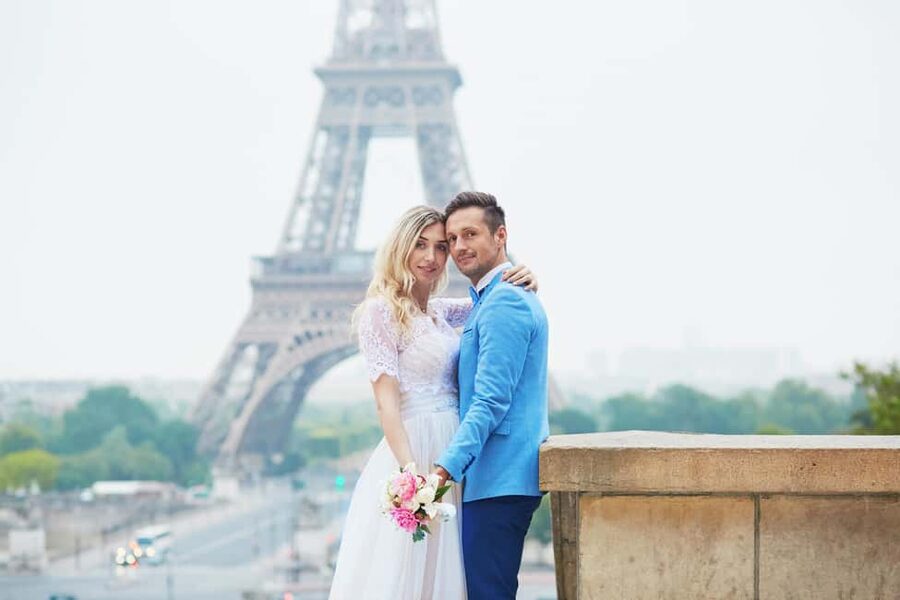 Paris: Romantic Couple Photoshoot (with flower bouquet!) - Is $133 good value for two people?