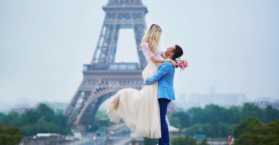 Paris: Romantic Couple Photoshoot (with flower bouquet!) - Languages, accessibility, and the practical details