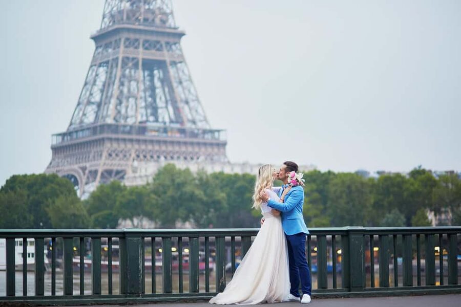 Paris: Romantic Couple Photoshoot (with flower bouquet!) - Who will get the most from this experience?