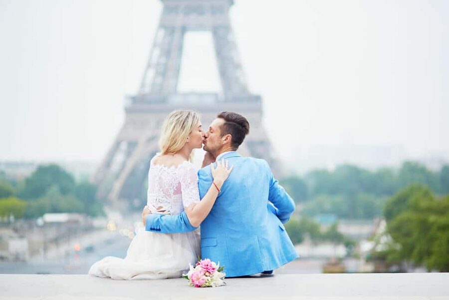 Paris: Romantic Couple Photoshoot (with flower bouquet!) - Starting with the bouquet and first portraits
