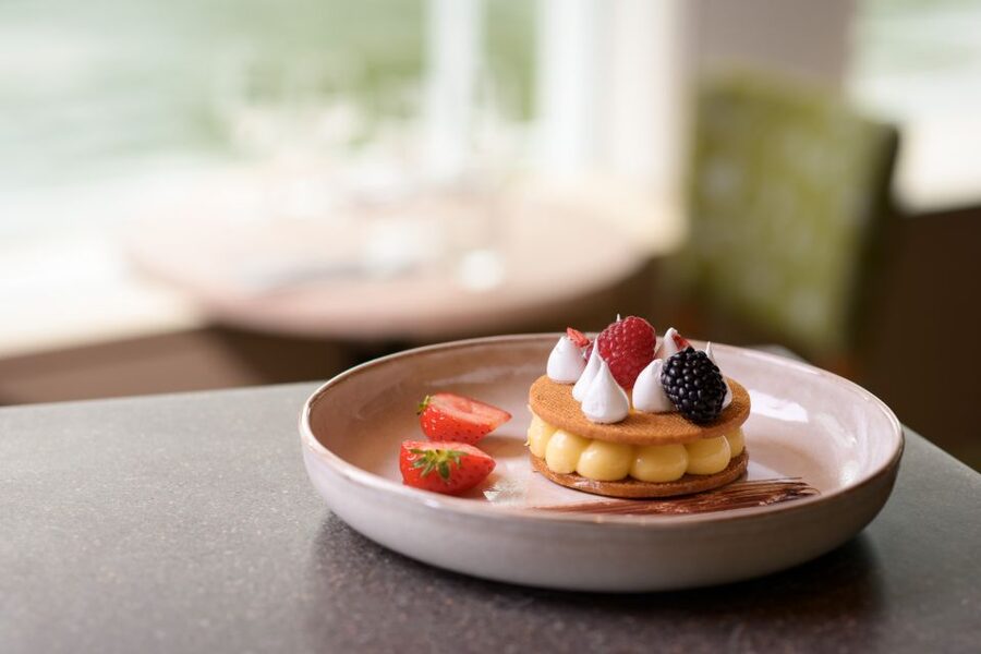 Paris: Romantic Cruise with 3-course Dinner on Seine River - The three-course French dinner