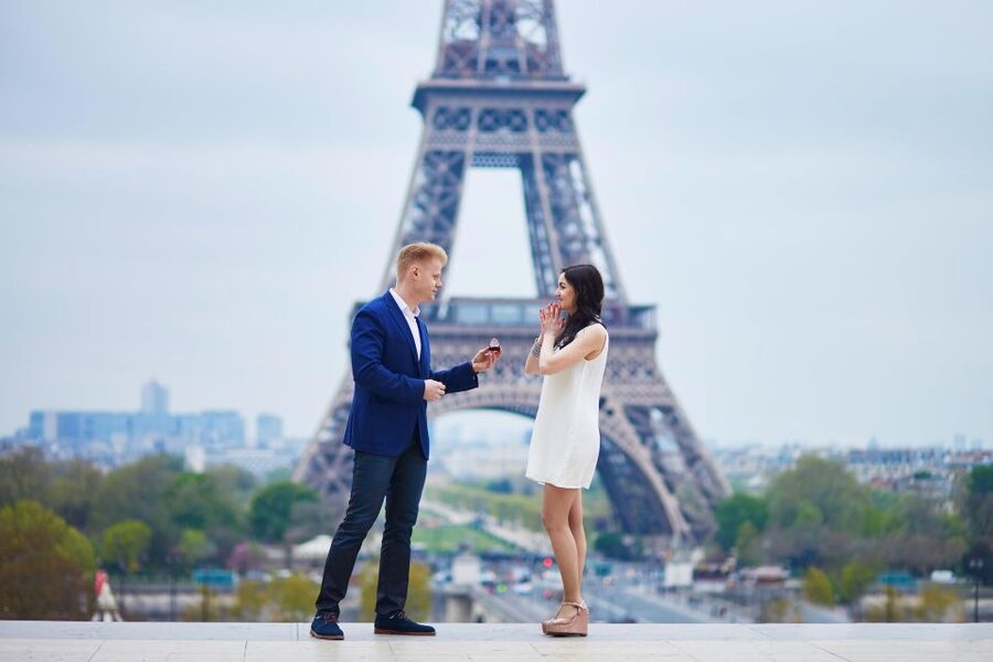 Paris: Romantic Photoshoot for Couples - How the Photographer Helps You Look Natural