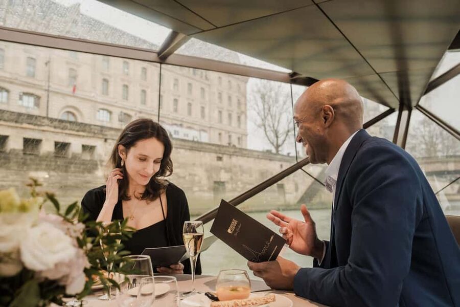 Paris : Valentine's Day Diner Cruise on the Seine river - A Valentine’s evening that turns Paris into the backdrop