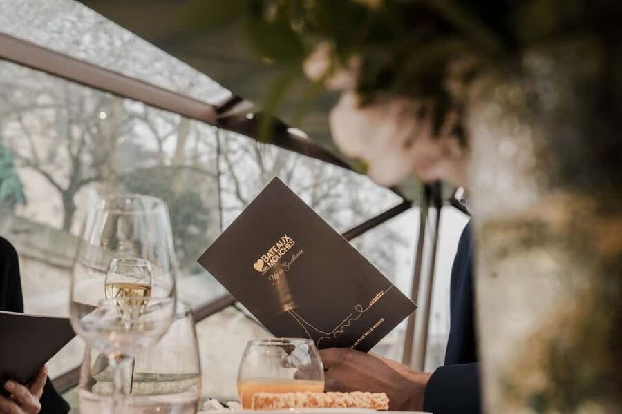 Paris : Valentine's Day Diner Cruise on the Seine river - The Eiffel Tower at its best-known moment