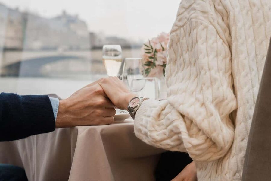 Paris : Valentine's Day Diner Cruise on the Seine river - Four courses, wine, and live music