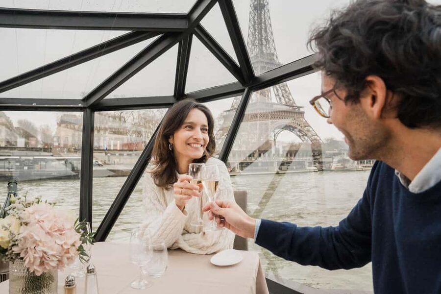 Paris : Valentine's Day Diner Cruise on the Seine river - La Samaritaine and the Statue of Liberty