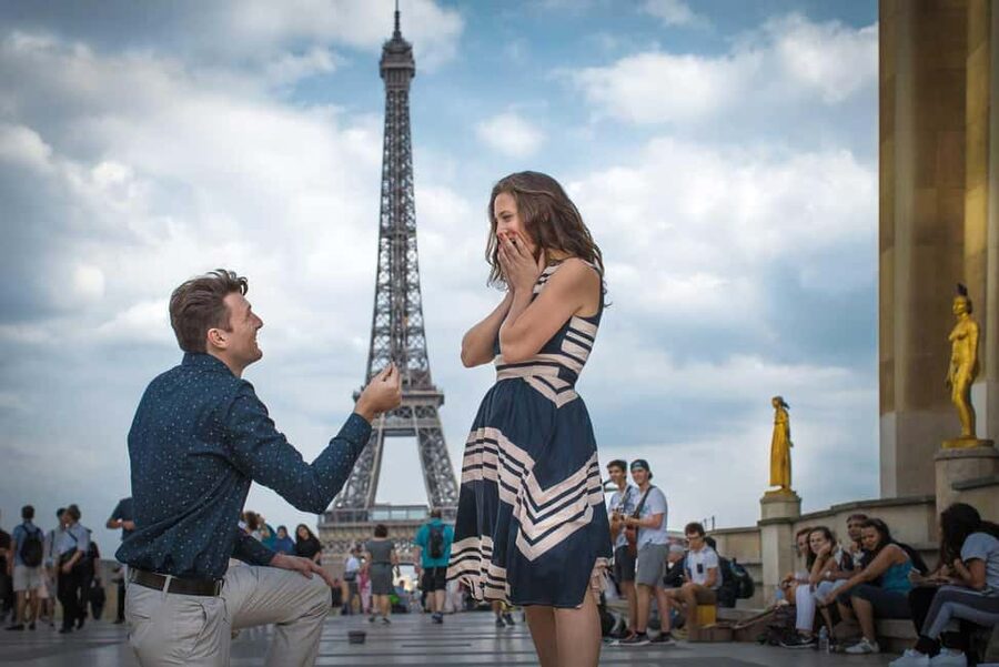 Parisian Proposal Perfection. Photography/Reels & Planning - Choosing the Right Time for Cleaner Eiffel Tower Photos