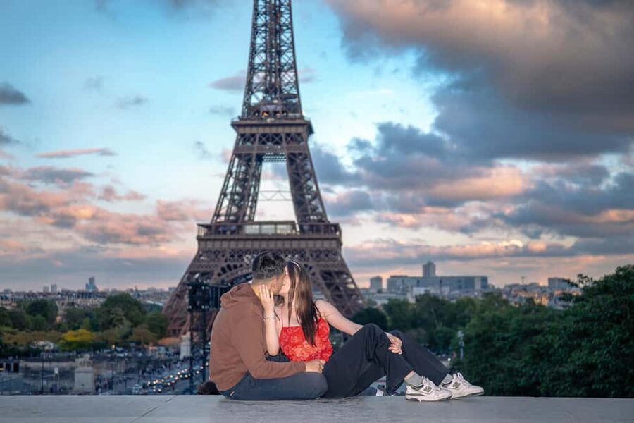 Photo session for couples with flowers around Eiffel tower - Why Trocadéro is the right place for this session