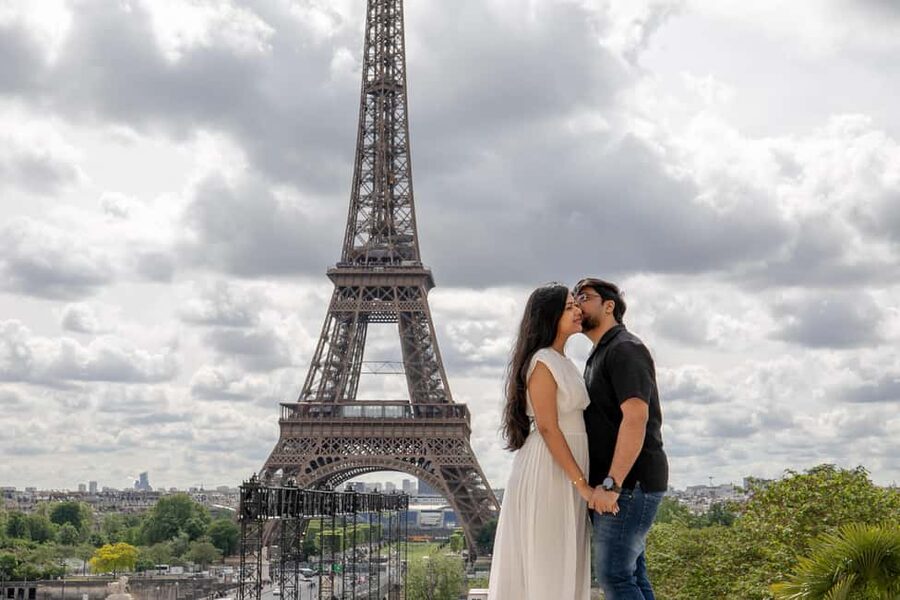 Photo session for couples with flowers around Eiffel tower - Flowers, outfit changes, and personal requests