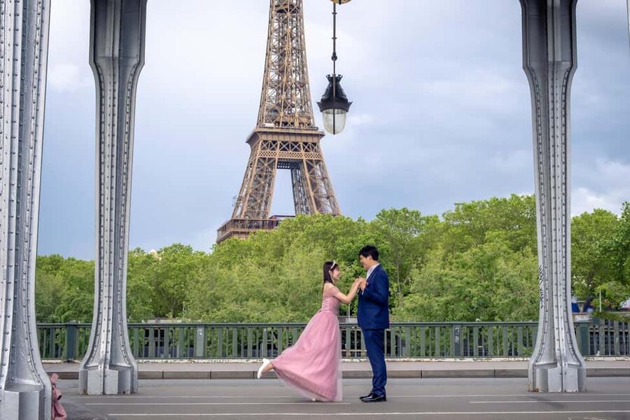Photo session for couples with flowers around Eiffel tower - What the posing guidance is worth