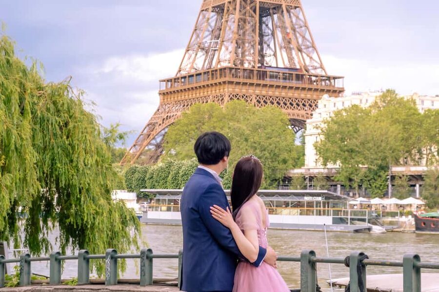 Photo session for couples with flowers around Eiffel tower - What you learn about Trocadéro and the Eiffel Tower