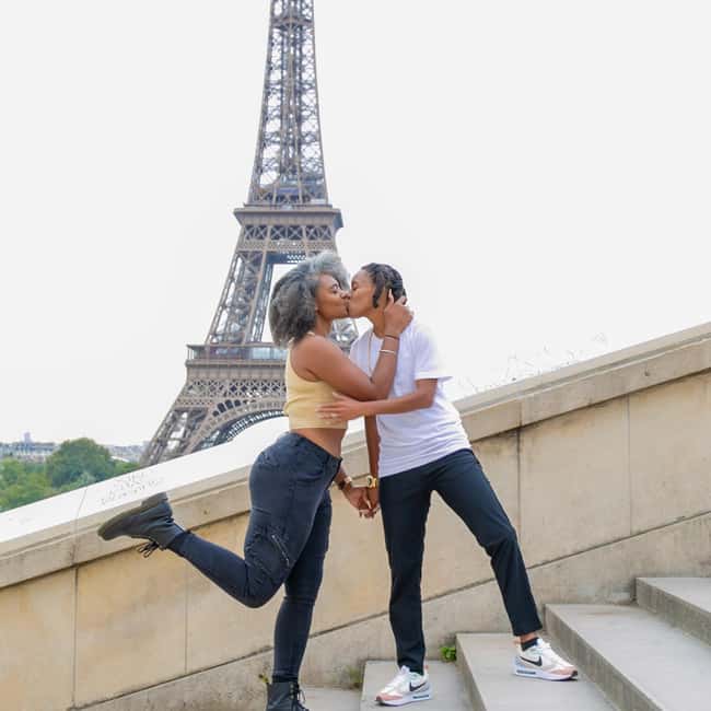 Photo session for couples with flowers around Eiffel tower - Price and value for a private Paris keepsake