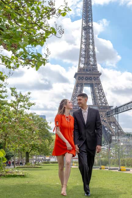 Photo session for couples with flowers around Eiffel tower - Languages, access, and practical planning