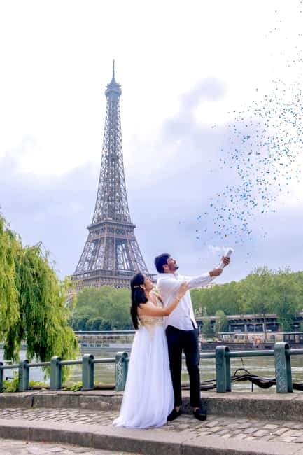 Photo session for couples with flowers around Eiffel tower - A one-hour route built around photographs