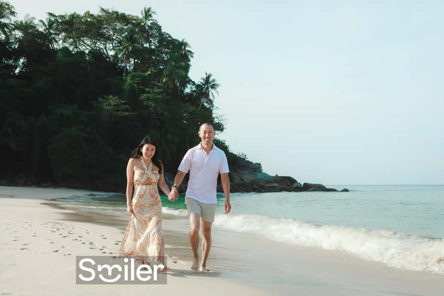 Phuket: couple photoshoot at Surin Beach - Natural poses and the photographer’s role