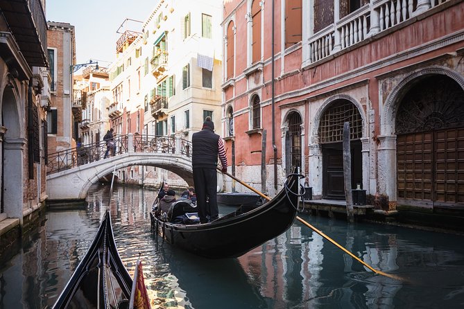 Private Crafted Gondola Ride on the Grand Canal - Commentary depends on the gondolier