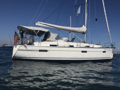 Private Romantic cruise with sparkling wine- 2-Hour- Lisbon