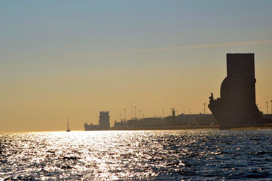 Private Romantic cruise with sparkling wine- 2-Hour- Lisbon - The Crew and Language Choices