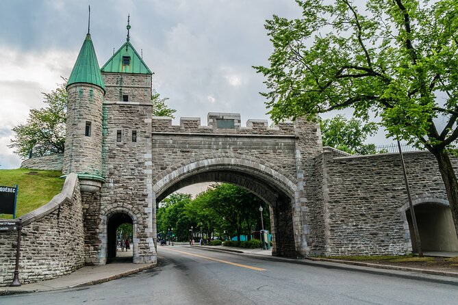 Private Romantic Stroll in Quebec Walking Tour for Couples - The Funiculaire du Vieux-Québec saves your legs