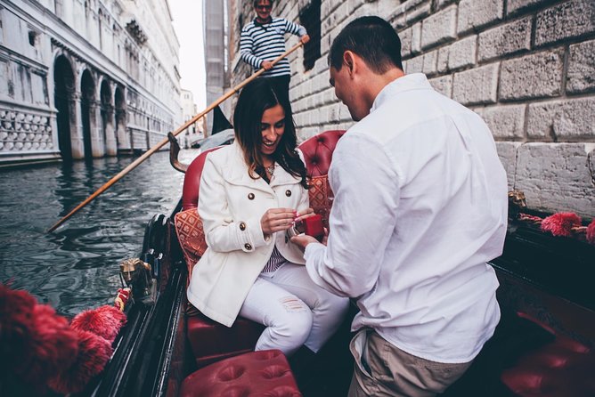 Proposal Photographer in Venice - Dorsoduro: a calmer choice for the proposal itself