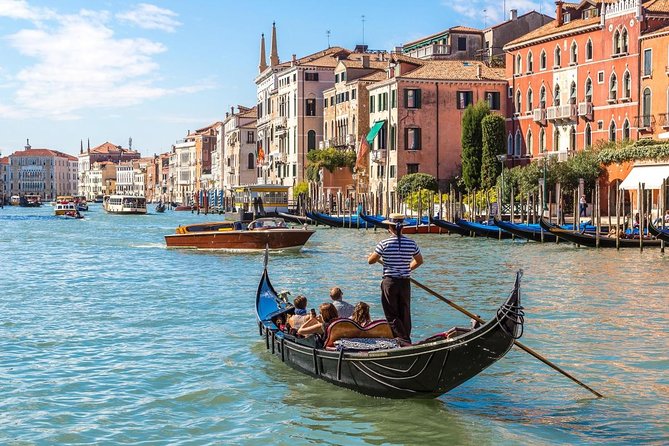 Renew your wedding vows on a romantic gondola - Why a Venice gondola ceremony feels special