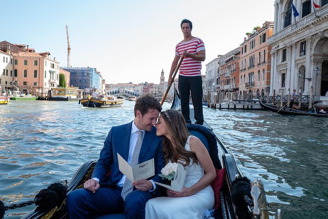 Renew your wedding vows on a romantic gondola - Boarding at Traghetto Santa Maria del Giglio