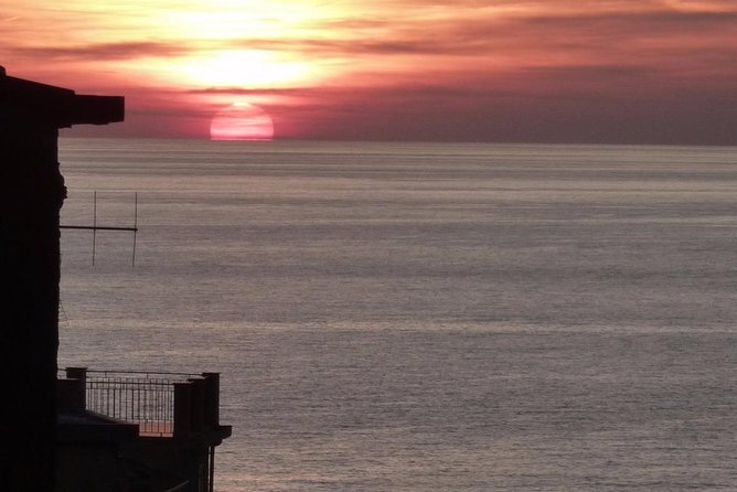 Romance in Cinque Terre: a boat trip at sunset, aperitif onboard - What the private format is worth