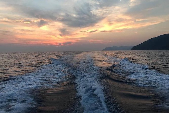 Romance in Cinque Terre: a boat trip at sunset, aperitif onboard - Leaving at 6:30 pm with wine and focaccia