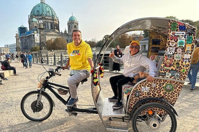 Romantic Berlin Rickshaw City and Photo Tour - incl. pick-up - Starting at the Brandenburg Gate and Reichstag