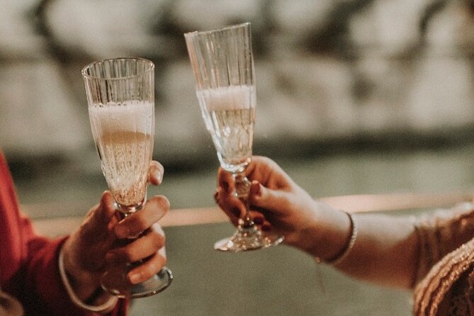 Romantic boat ride 90 min with Möet Chandon - What the 90-minute river ride really offers