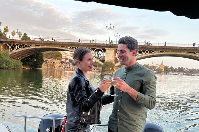 Romantic boat ride 90 min with Möet Chandon - Plaza de España from the river