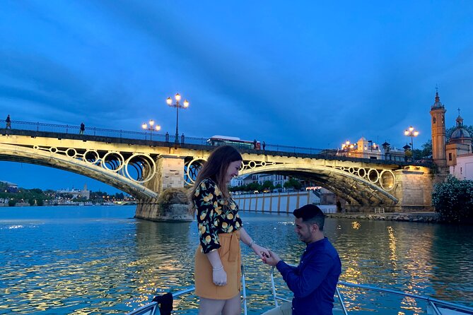 Romantic boat ride 90 min with Möet Chandon - Crossing the Puente de Triana