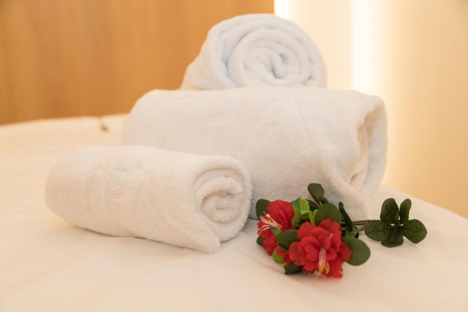 Romantic couple massage + SPA entry and private jacuzzi with cava - Who will enjoy this most?