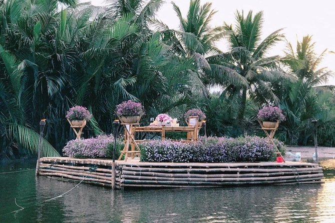 Romantic Dinning On The Bamboo Raft - Planning a proposal on the raft